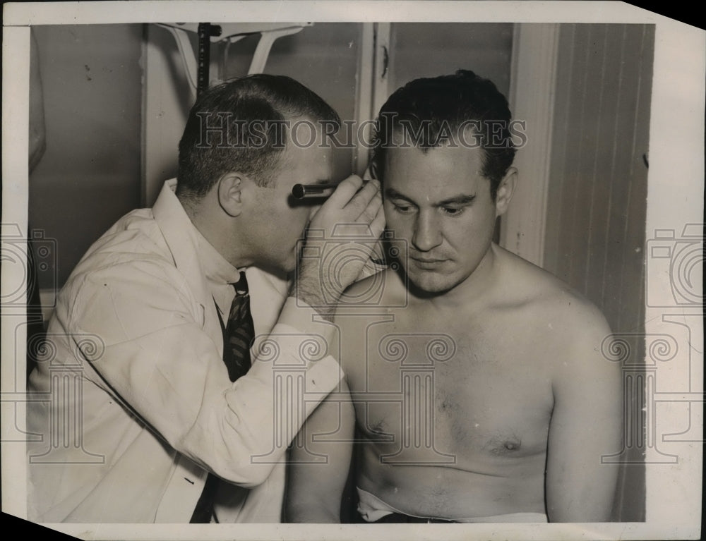 1940 Press Photo New York Impatient Draftees Get Physical Checkups NYC