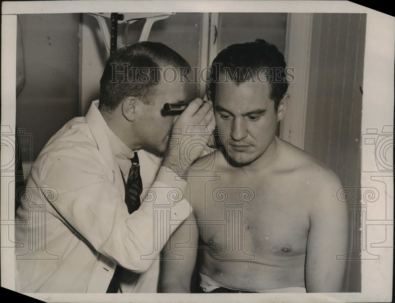 Load image into Gallery viewer, 1940 Press Photo New York Impatient Draftees Get Physical Checkups NYC
