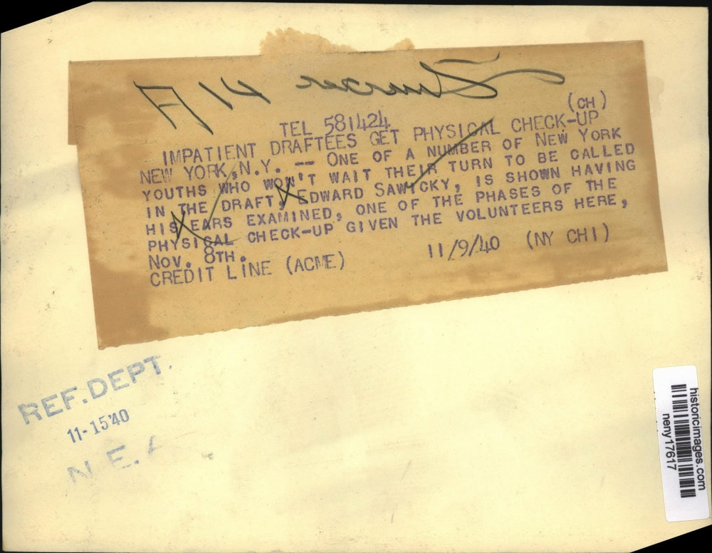 1940 Press Photo New York Impatient Draftees Get Physical Checkups NYC