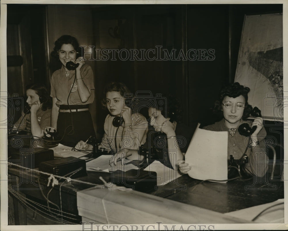 1940 Press Photo New York women answer phone questions of draftees in NYC