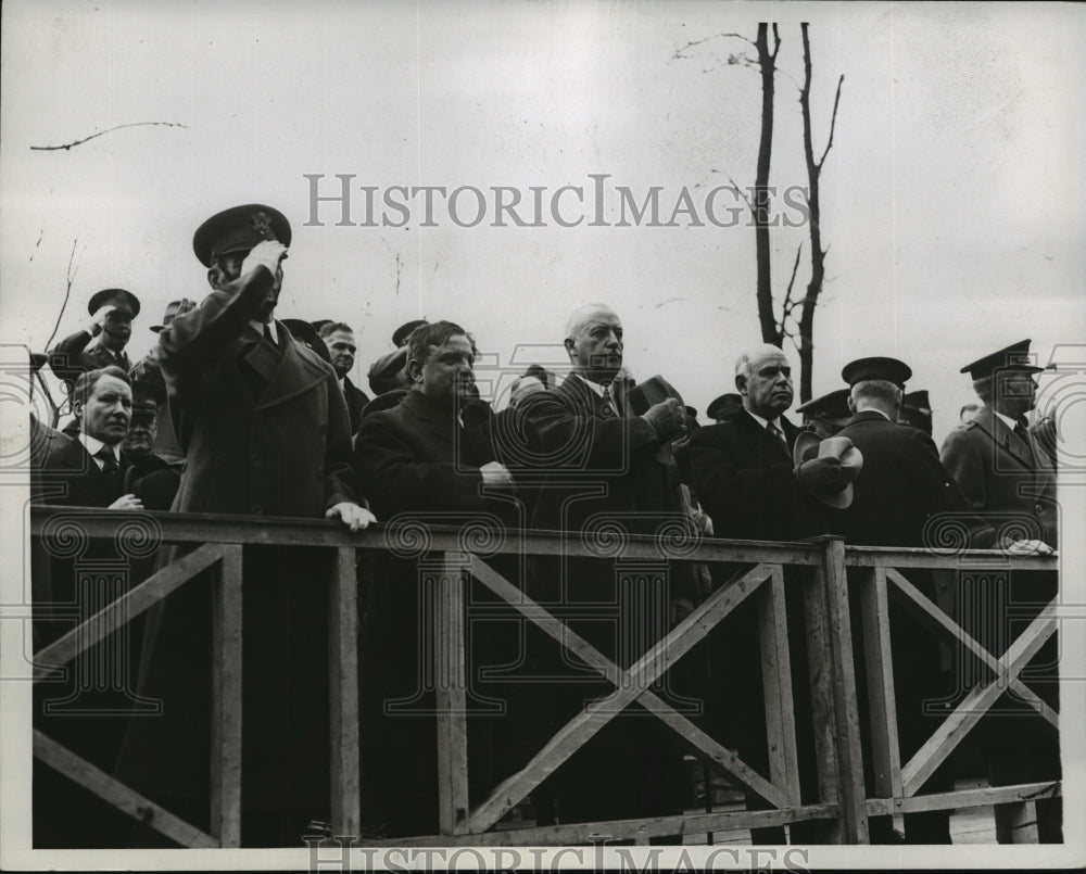 1934 Press Photo New York Army Day Parade Attendees Salute Flag 5th Avenue NYC