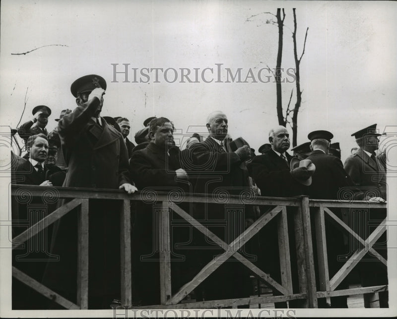 Load image into Gallery viewer, 1934 Press Photo New York Army Day Parade Attendees Salute Flag 5th Avenue NYC

