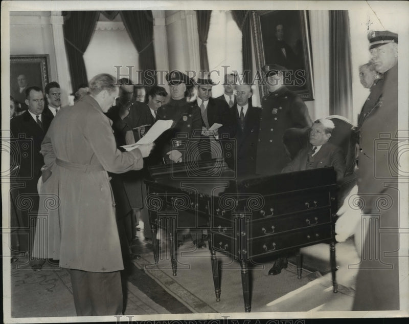 Load image into Gallery viewer, 1932 Press Photo NEW YORK UNKNOWN GROUP OF MEN NYC - neny17782
