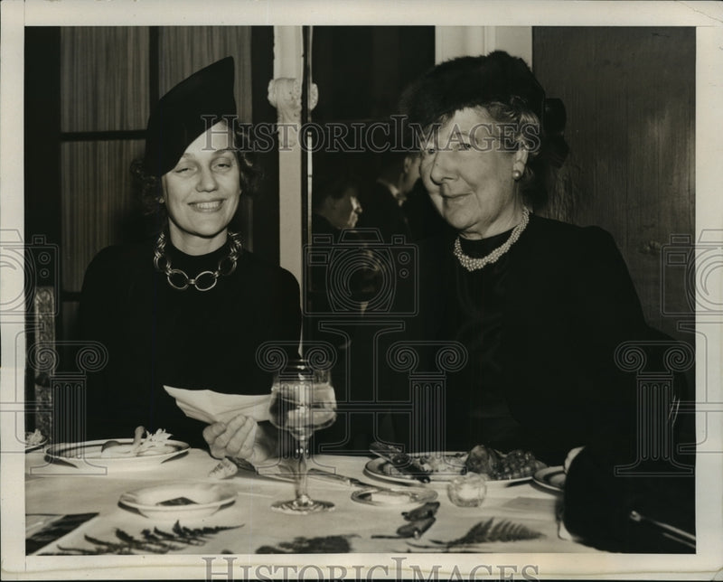 Load image into Gallery viewer, 1940 Press Photo New York Mrs Thomas McAllister Mrs William Good at dinner NYC
