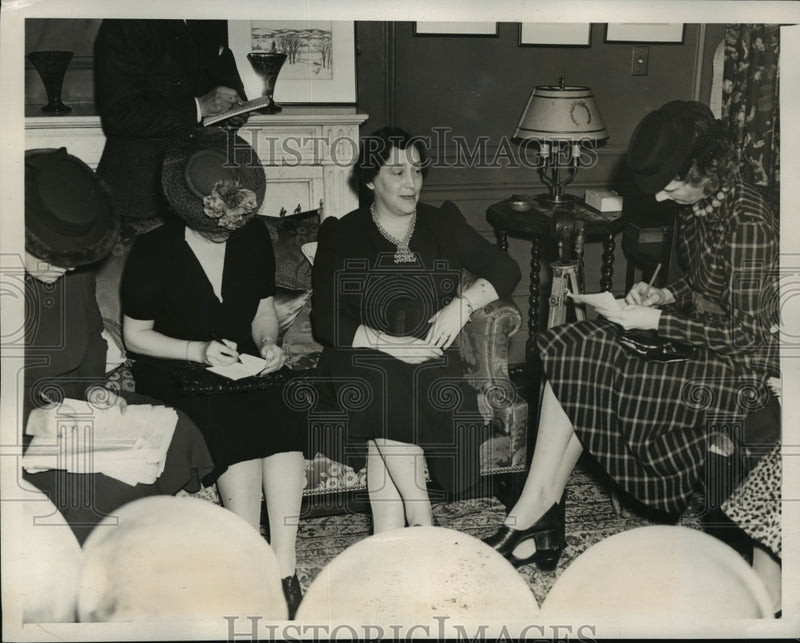 Load image into Gallery viewer, 1940 Press Photo New York Mrs Robert Taft wife of MA Senator from Ohio in NYC
