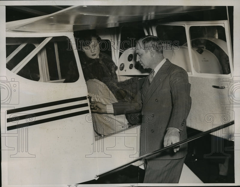 Load image into Gallery viewer, 1937 Press Photo NEW YORK AT AVIATION SHOW OPENING - neny18066
