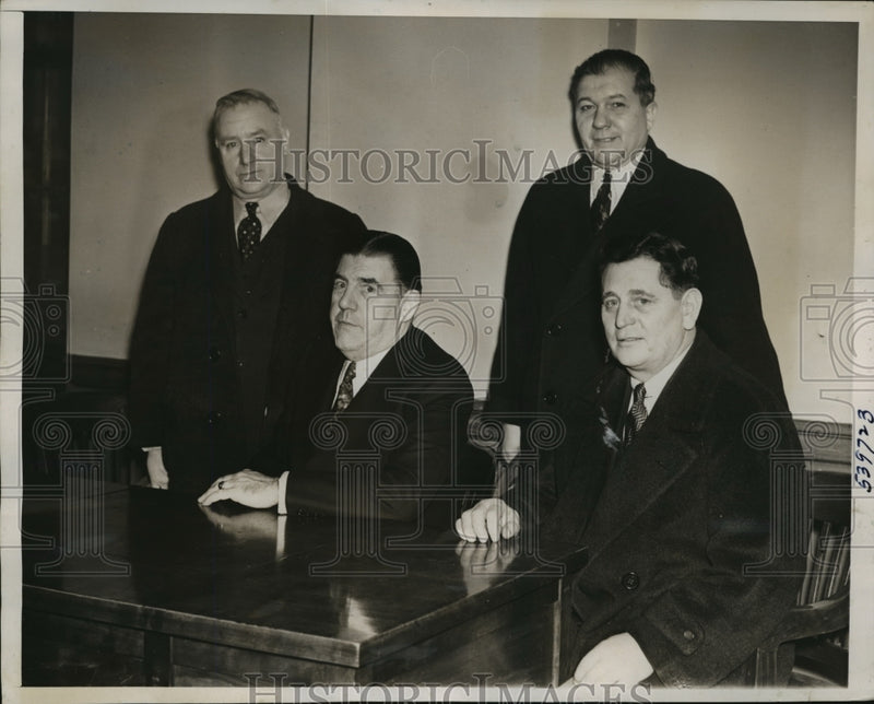 Load image into Gallery viewer, 1940 Press Photo NEW YORK LONGSHOREMEN'S RYAN AND COLLEAGUES IN COURT NYB
