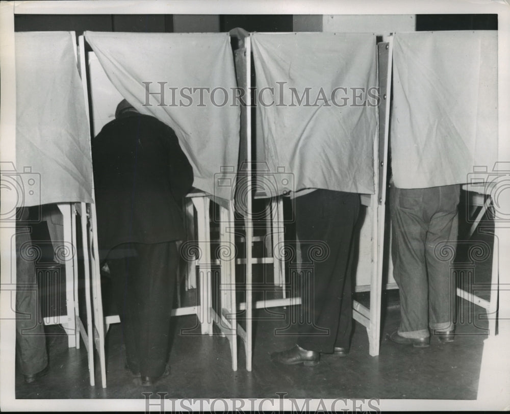 1953 Press Photo New York Longshoremen vote to settle dispue in NYC