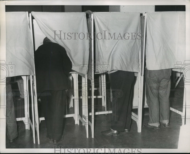 Load image into Gallery viewer, 1953 Press Photo New York Longshoremen vote to settle dispue in NYC
