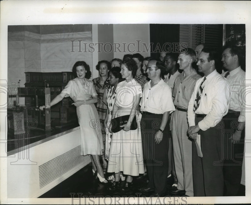 Load image into Gallery viewer, 1949 Press Photo New York Dorothy Higgins gives Exchange tour to students NYC
