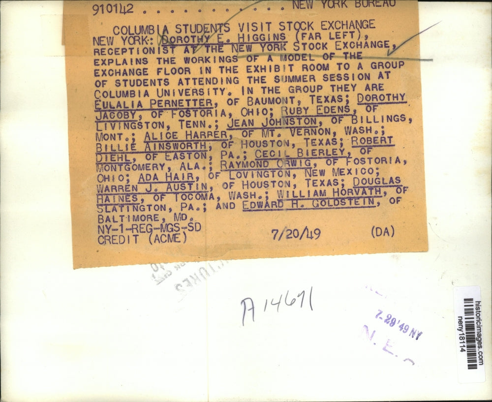 1949 Press Photo New York Dorothy Higgins gives Exchange tour to students NYC