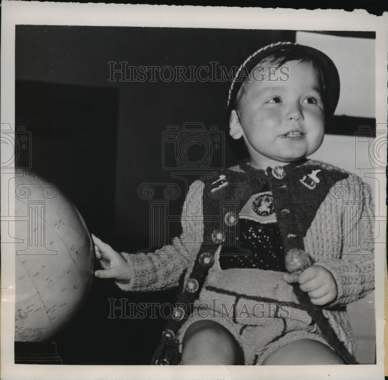Load image into Gallery viewer, 1949 Press Photo New York Christopher Columbus arrived at LaGuardia from Ohio
