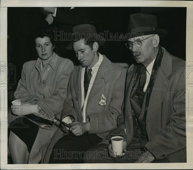 Load image into Gallery viewer, 1946 Press Photo NEW YORK RELATIVES FLY TO SURVIVORS OF AIR CRASH NYC
