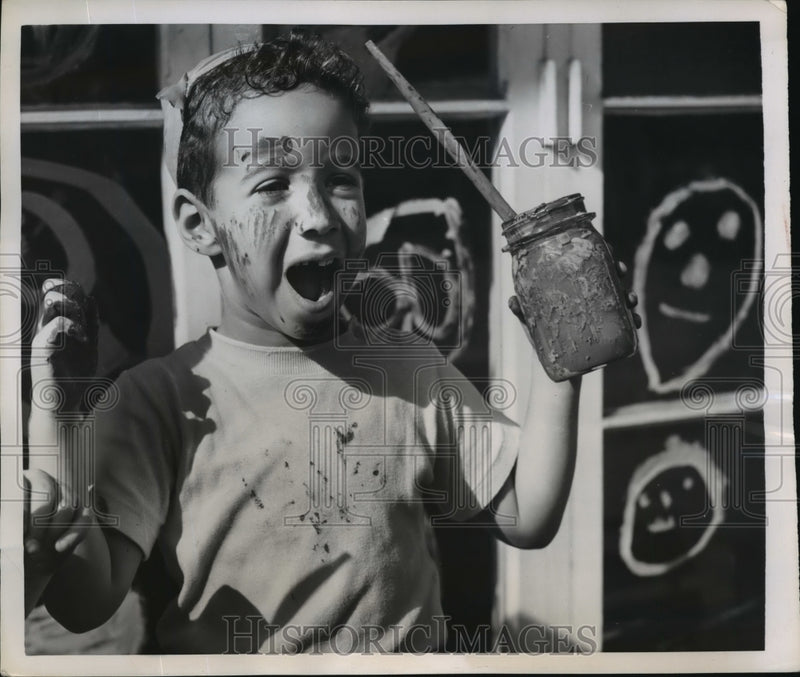 Load image into Gallery viewer, 1950 Press Photo New York Robert Yankowitz in Window Painting Contest NYC
