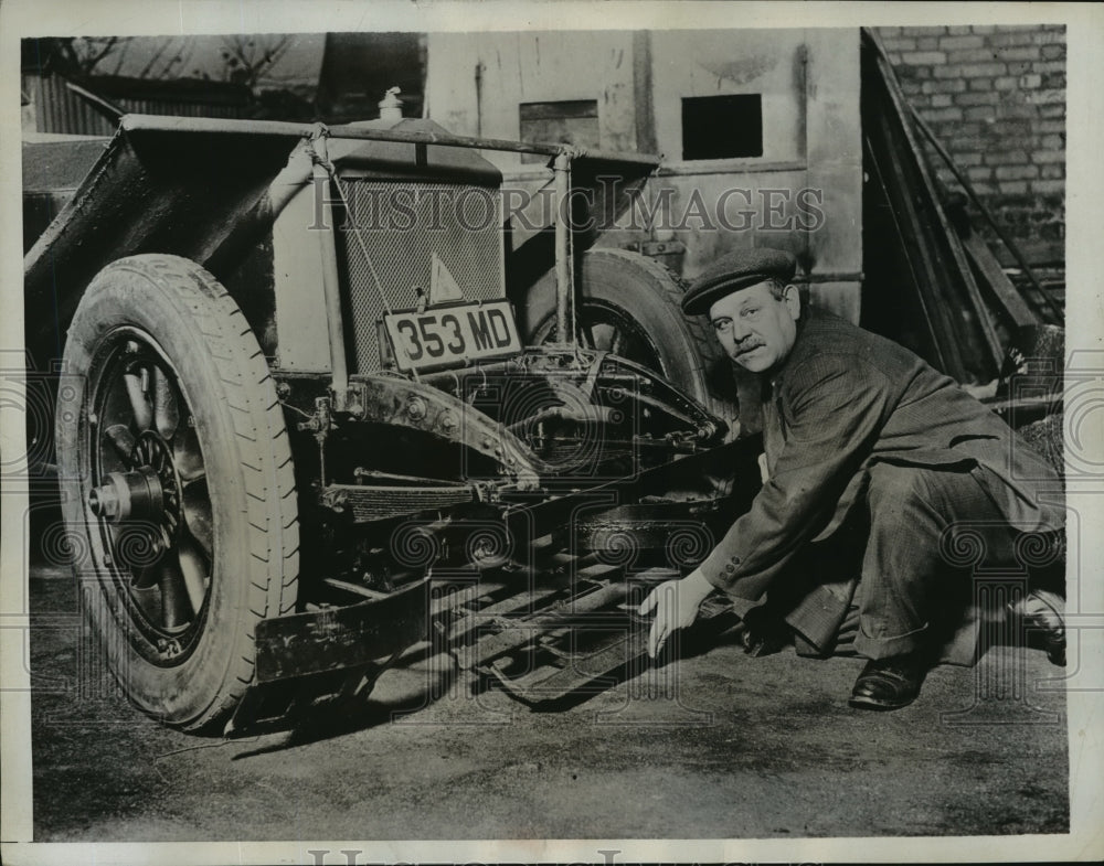 1933 Press Photo New York William Henry Lloyd Invents Lifeguard for Autos NYC