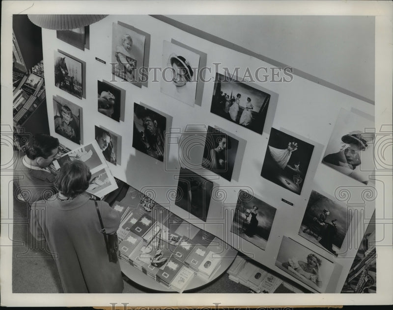 Load image into Gallery viewer, 1950 Press Photo NEW YORK SWEDISH TALENT ON DISPLAY NYC - neny18417
