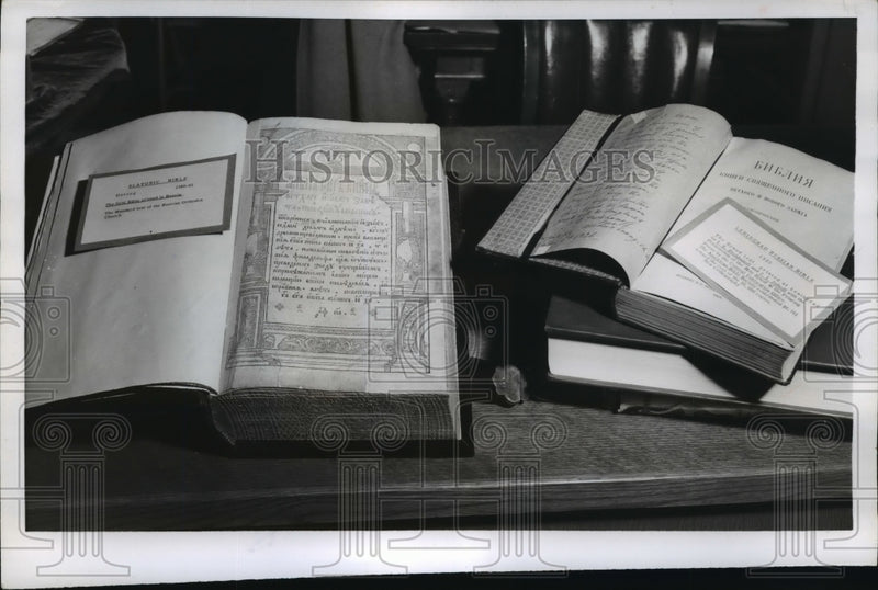 Load image into Gallery viewer, 1956 Press Photo New York Two Russian Versions of The Bible NYC - neny18473
