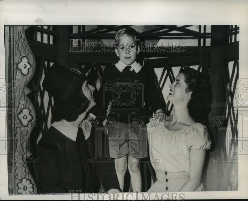 Load image into Gallery viewer, 1949 Press Photo NEW YORK SPEAKS FOR HIMSELF NYC - neny18503
