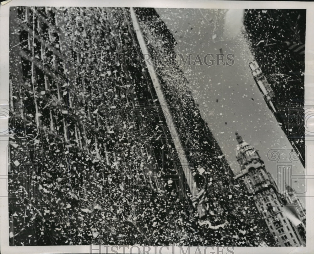 1951 Press Photo New York Gen.Douglas MacArthur welcomed with carpet of confetti