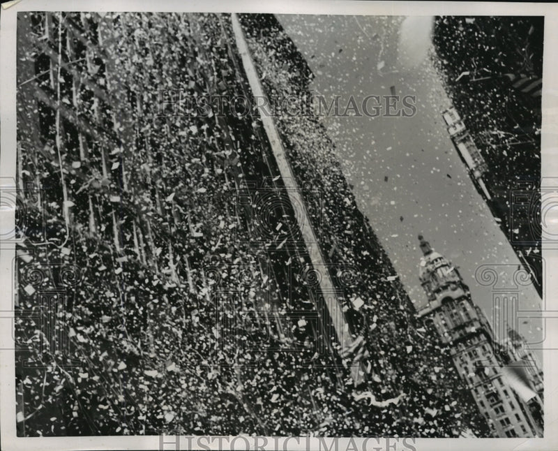 Load image into Gallery viewer, 1951 Press Photo New York Gen.Douglas MacArthur welcomed with carpet of confetti
