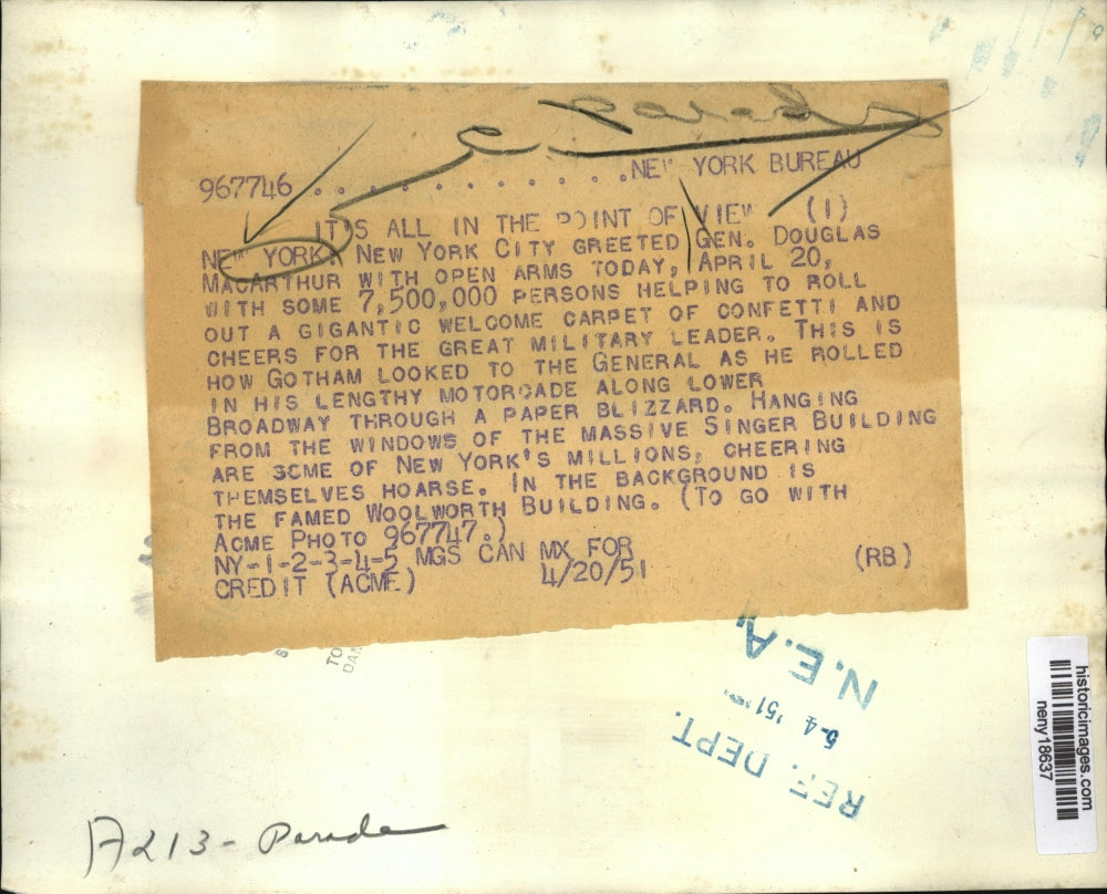 1951 Press Photo New York Gen.Douglas MacArthur welcomed with carpet of confetti