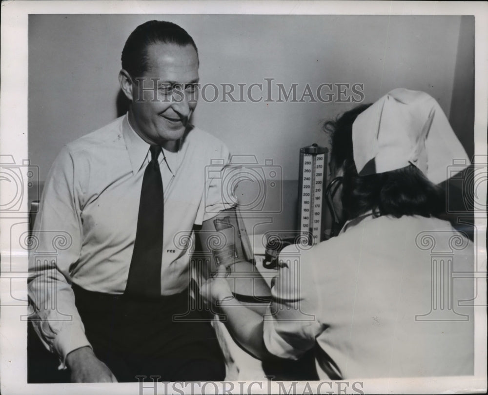 1950 Press Photo New York Major Robert Zoller &amp; Red Cross nurse in NYC- Historic Images