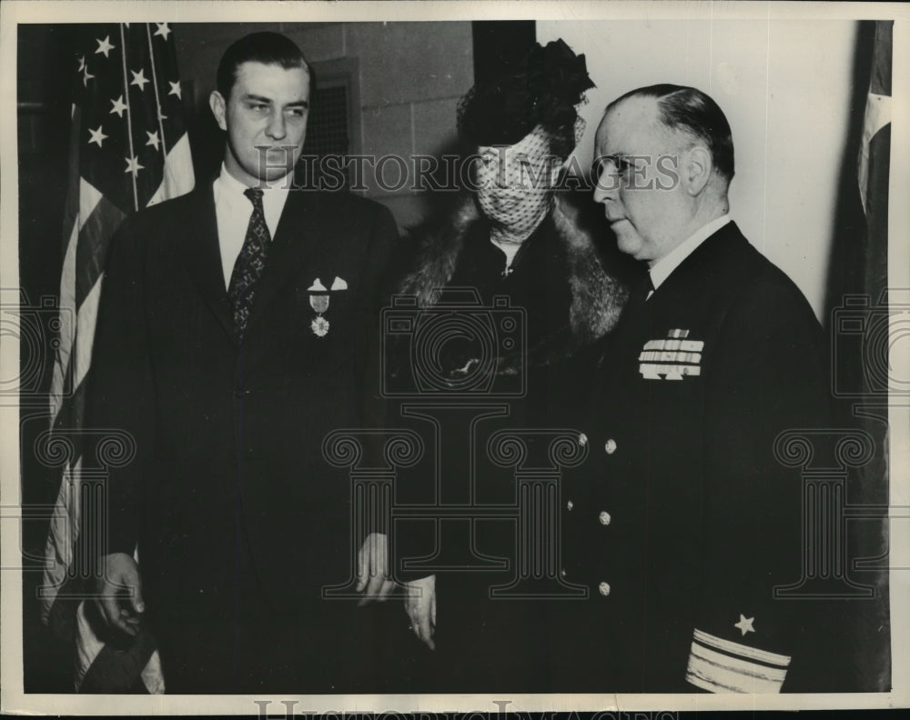 1947 Press Photo New York Franklin D. Roosevelt Jr. awarded Legion of Merit NYC - Historic Images