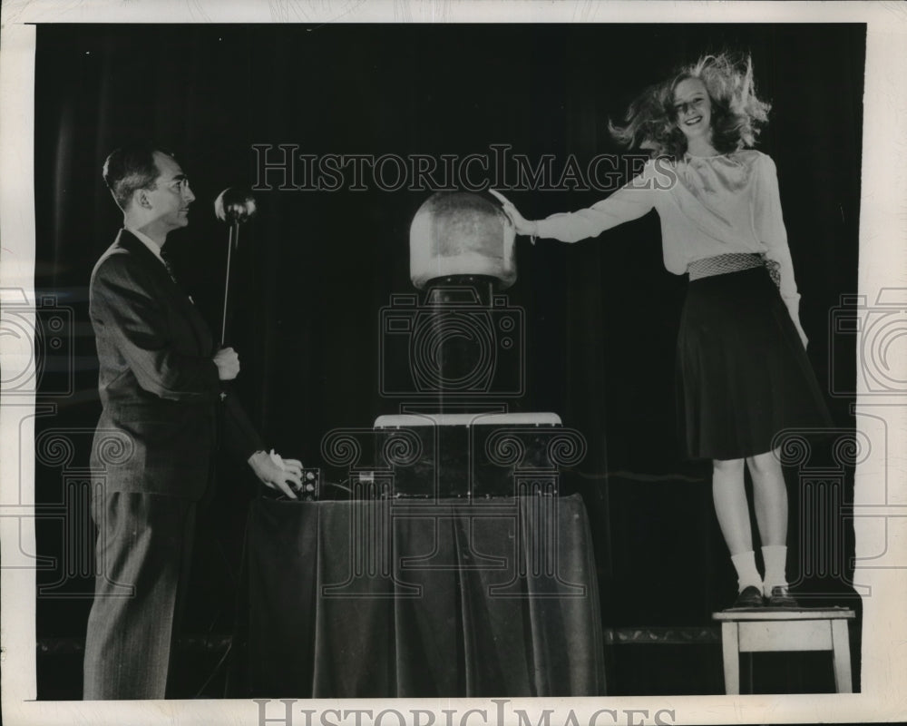 1948 Press Photo New York Belle Croginsky at Atomic Science exhibit in NYC