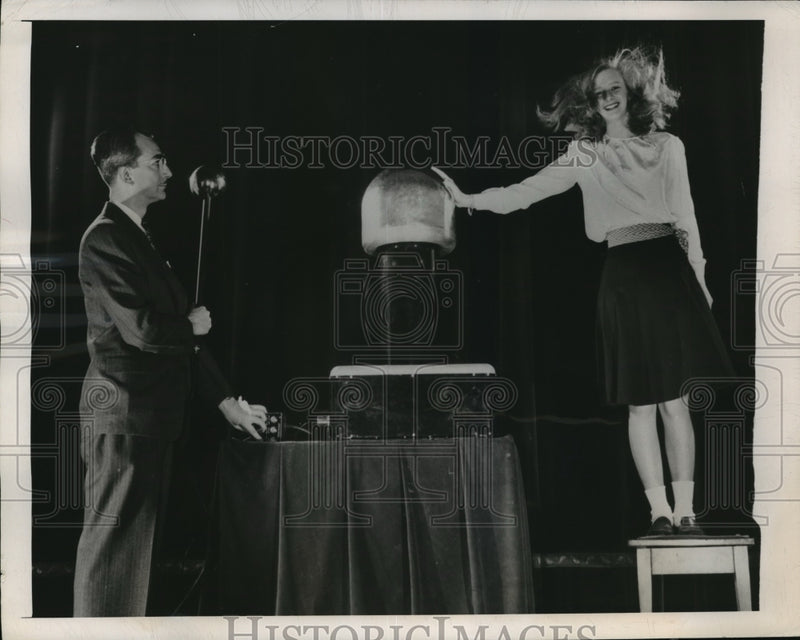 Load image into Gallery viewer, 1948 Press Photo New York Belle Croginsky at Atomic Science exhibit in NYC
