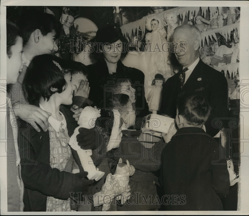 Load image into Gallery viewer, 1940 Press Photo NEW YORK THE EAST SIDE CHIPS IN NYC - neny18821
