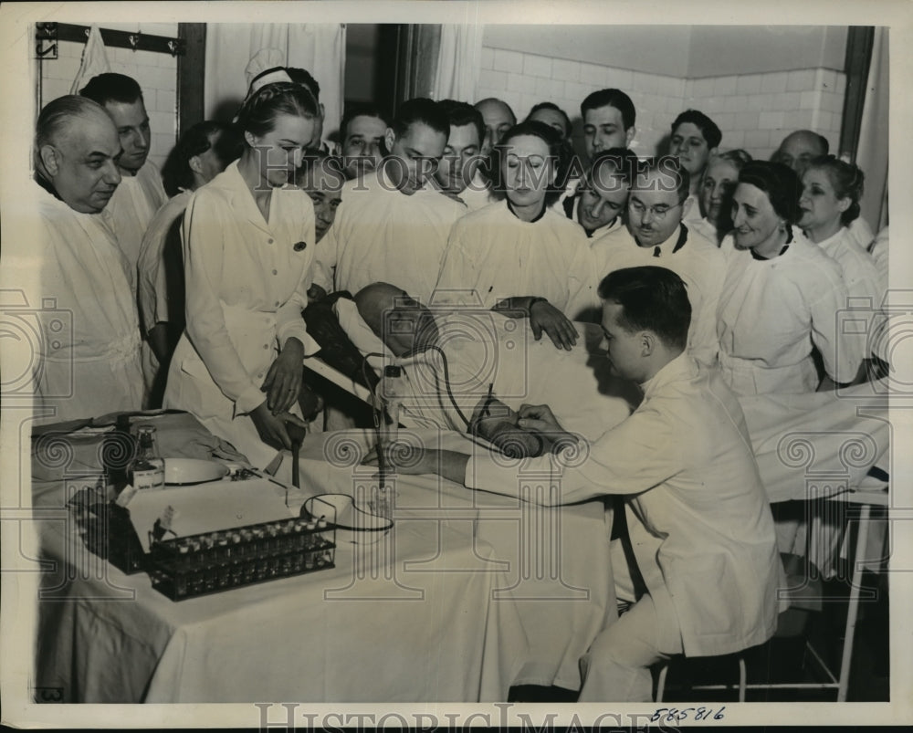 1940 Press Photo New York Wallace Jacobs donate blood to Air Great Britain NYC