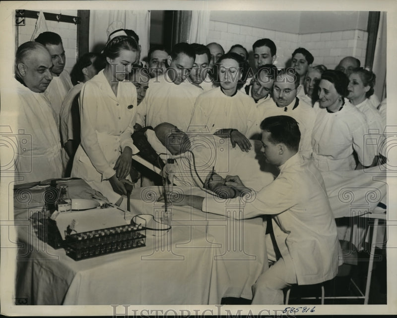 Load image into Gallery viewer, 1940 Press Photo New York Wallace Jacobs donate blood to Air Great Britain NYC
