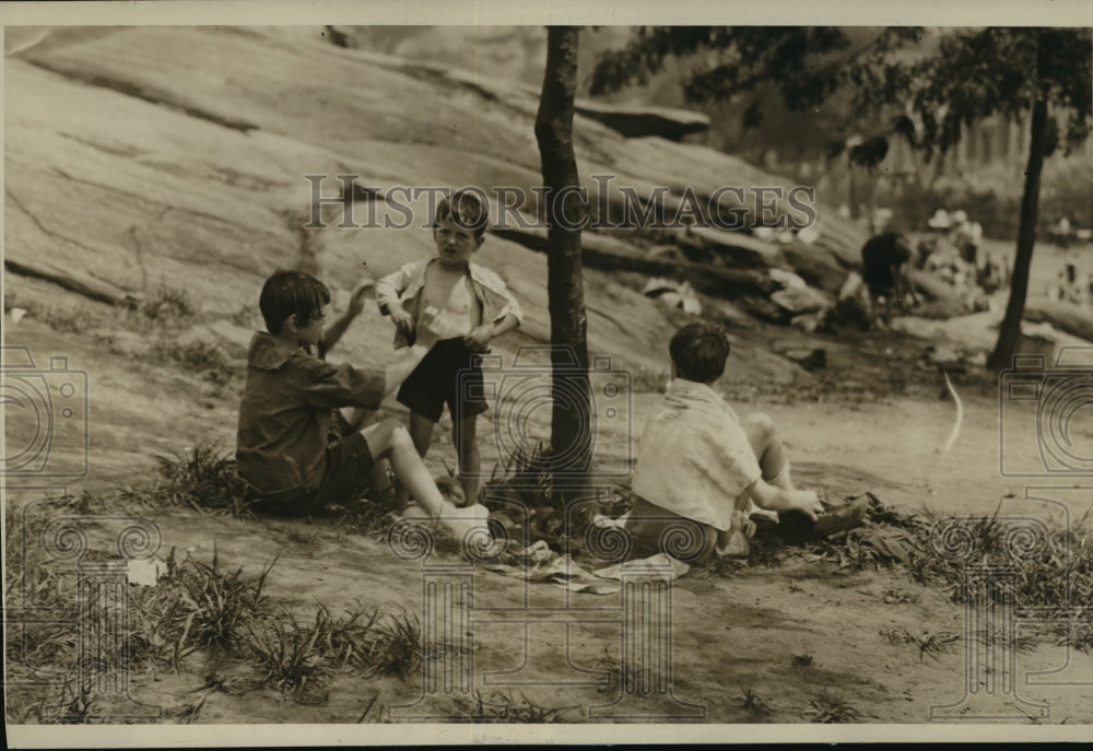 1928 Press Photo New York Youngsters cooling off the Wading Pool at Central Park- Historic Images