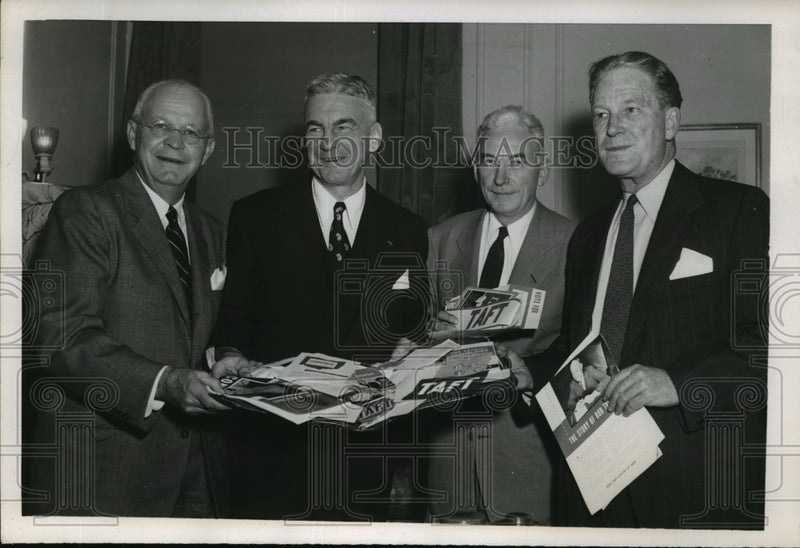 Load image into Gallery viewer, 1951 Press Photo New York Sen.Robert Taft campaign Committee in New York City.
