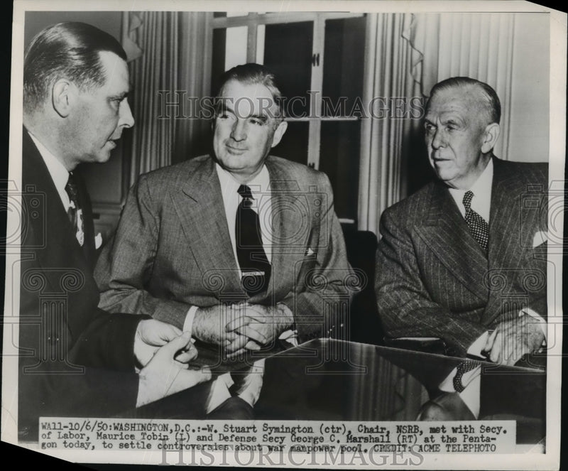 Load image into Gallery viewer, 1950 Press Photo NEW YORK OFFICIALS DISCUSS WAR CONTROVERSIES NYC - neny18991
