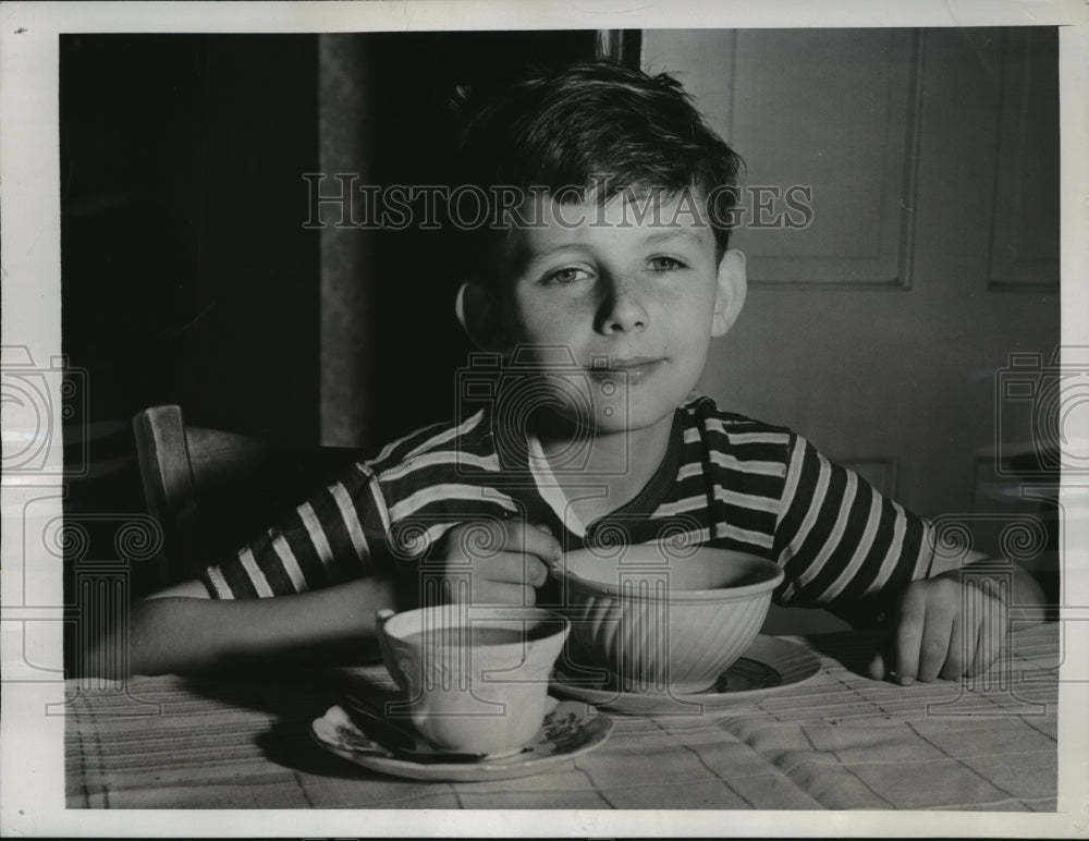 1947 Press Photo New York Leonard Gaughran after being rescued in NYC