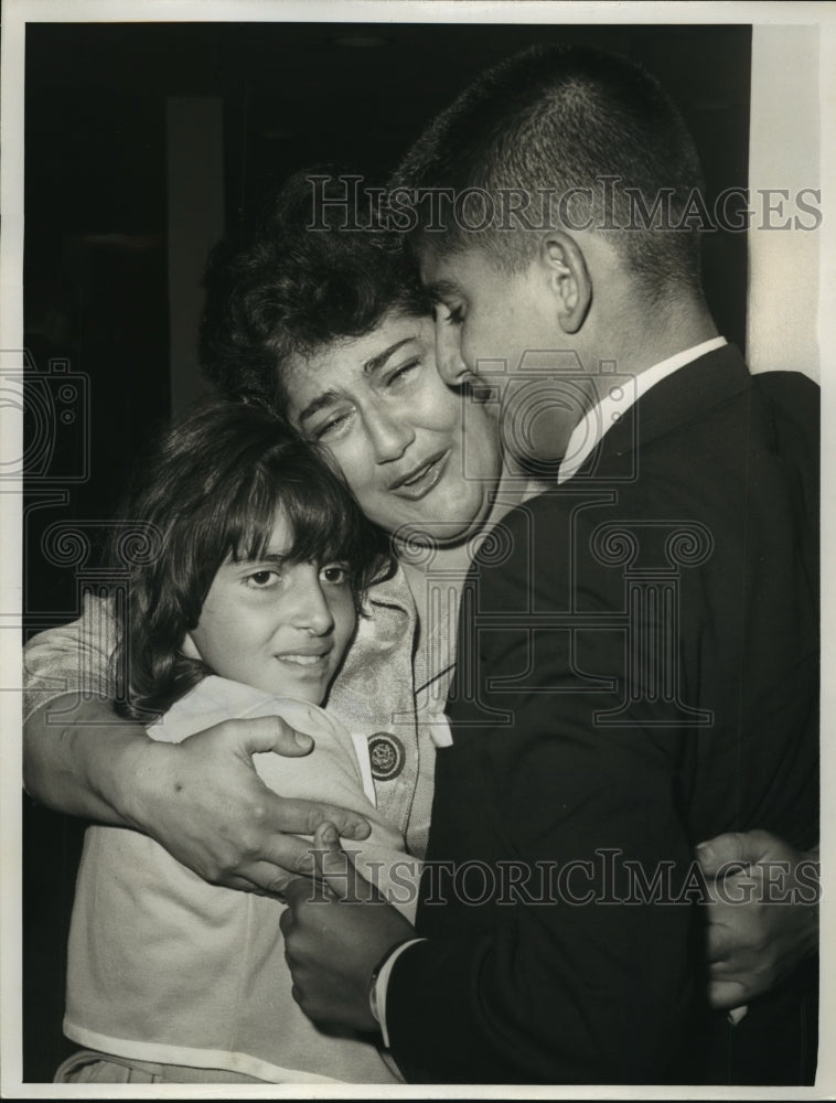 1964 Press Photo New York Mrs Mercedes Blanco &amp; children reunite in NYC - Historic Images