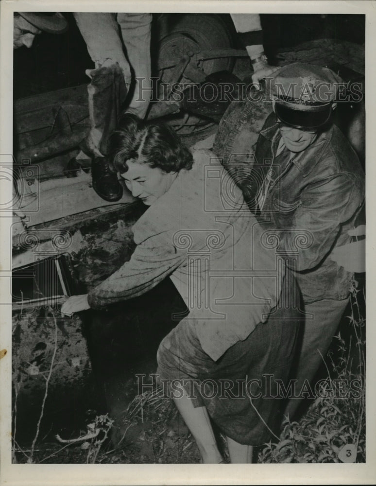 1952 Press Photo New York Mrs Fay Berglund of Texas in a wreck NYC- Historic Images