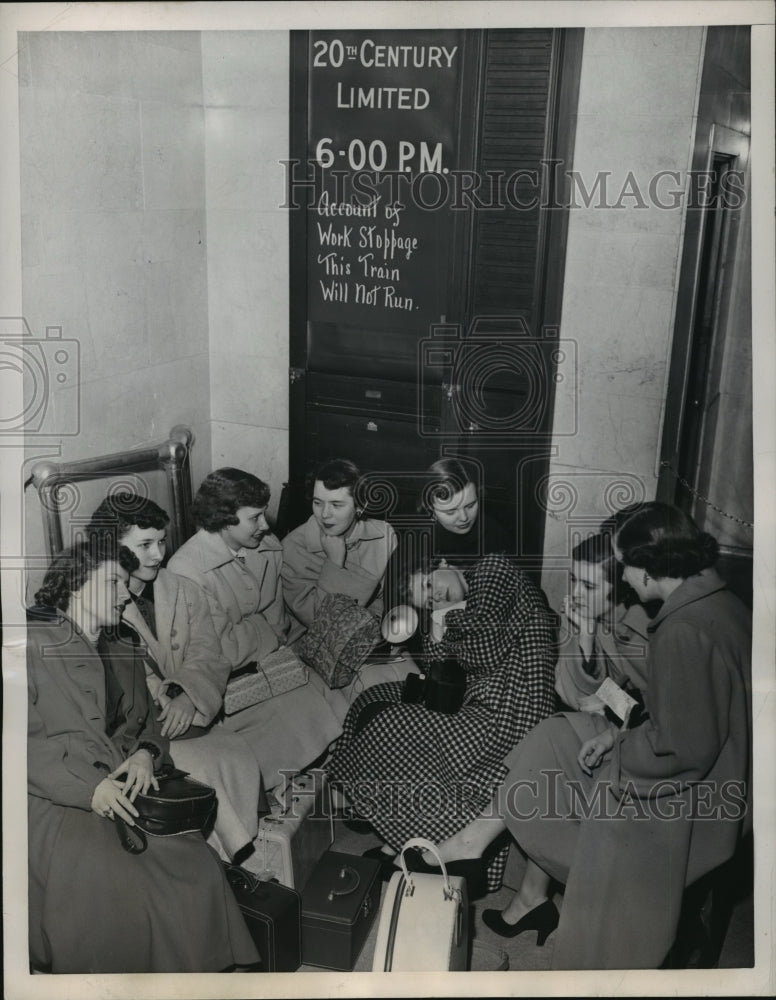 1952 Press Photo New York Dayton, Ohio Girls Stranded during Rail Strike NYC- Historic Images