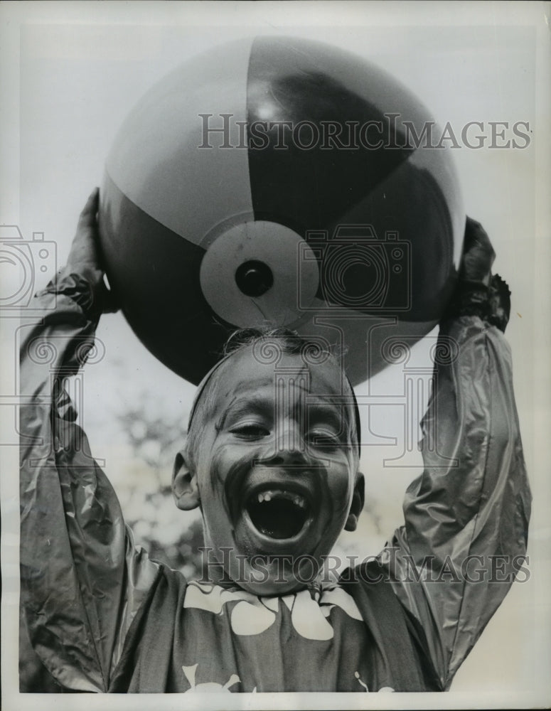 1958 Press Photo New York Richard Maurel Clown at Southampton, LI NYC