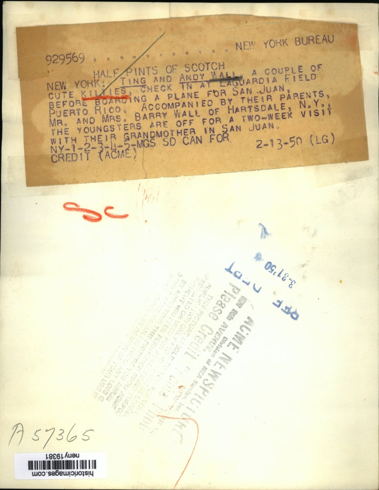 1950 Press Photo New York Ting & Andy Wall Wear Kilts in LaGuardia Field NYC