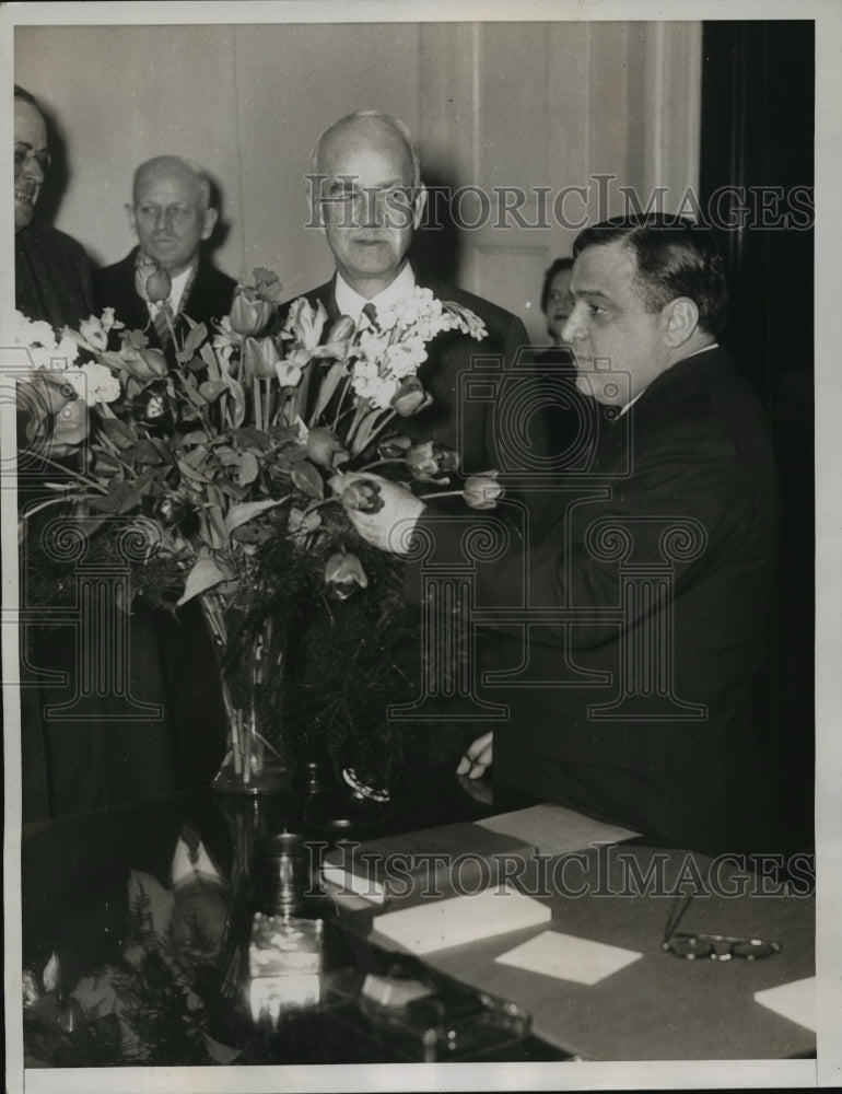 1934 Press Photo New York Mayor LaGuardia Receives Flowers from Ingersoli NYC