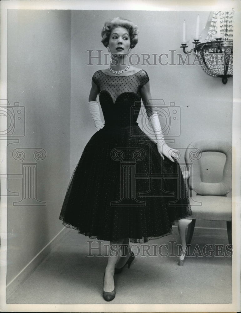 Load image into Gallery viewer, 1957 Press Photo NEW YORK KAREN STARKS MODELS SHORT DINNER DRESS NYC - neny19703
