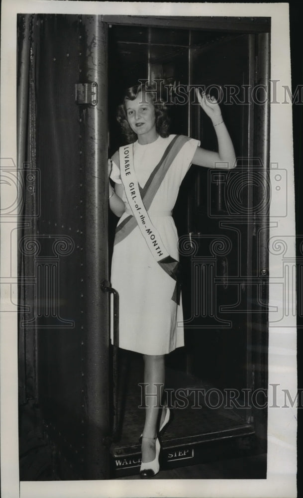 1947 Press Photo NEW YORK CHOSEN LOVABLE GIRL-OF-THE MONTH NYC - neny19796