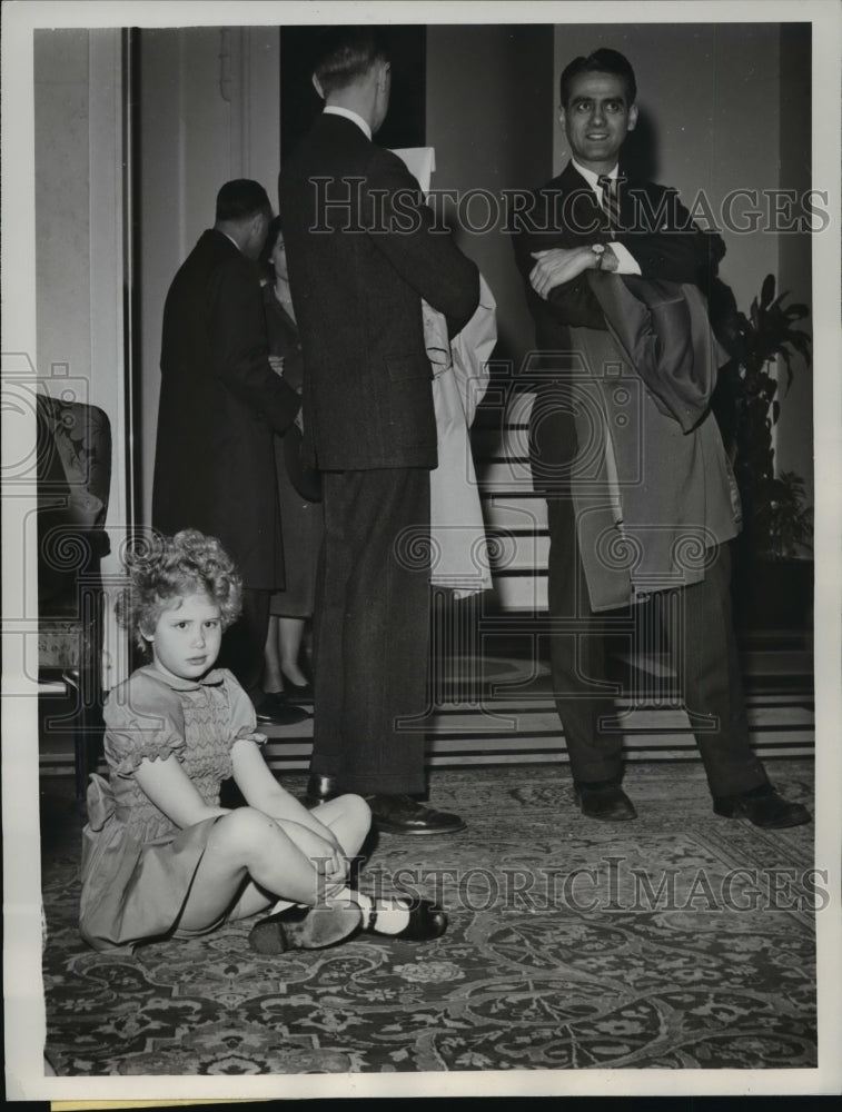 Load image into Gallery viewer, 1961 Press Photo NEW YORK LADY IN WAITING NYC - neny19800
