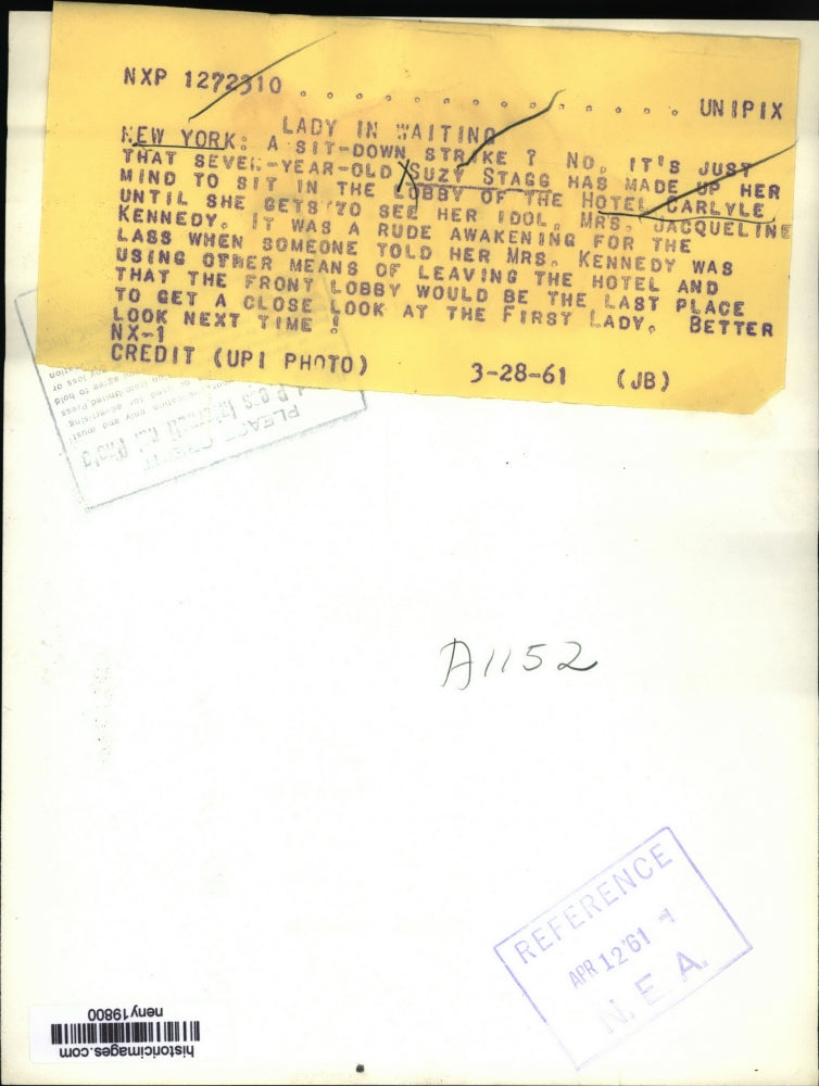 1961 Press Photo NEW YORK LADY IN WAITING NYC - neny19800