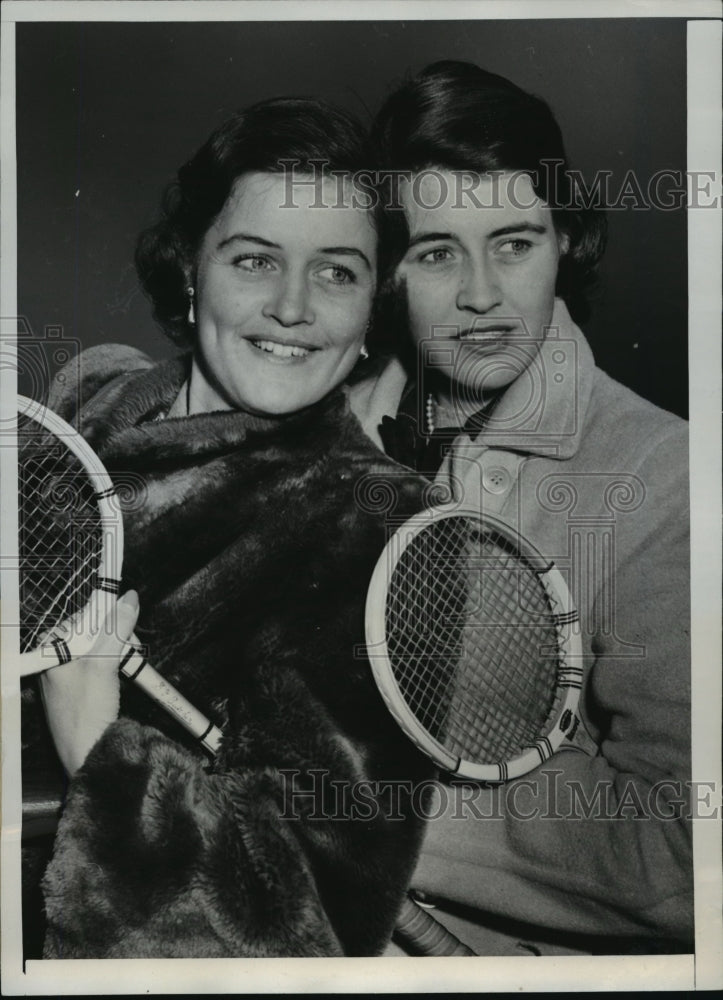 Load image into Gallery viewer, 1950 Press Photo New York Betty &amp; Peggy Howe Squash Racket Champs NYC
