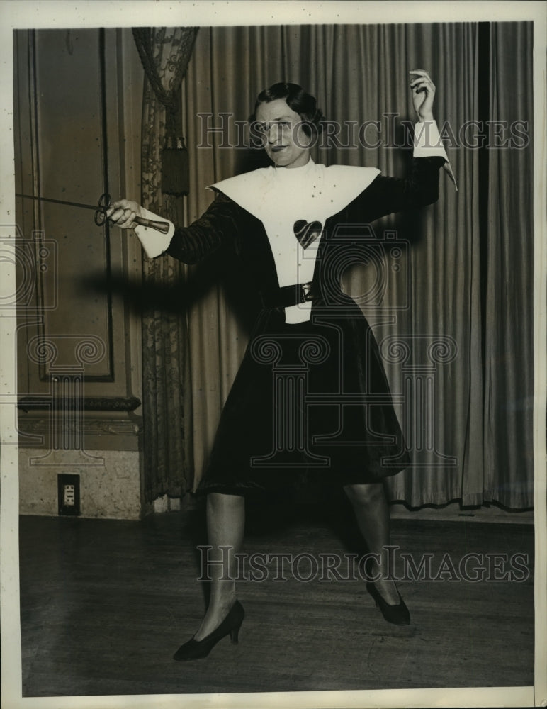 1934 Press Photo New York Mrs. S. Coppell Twining Fencing Ritz Carlton NYC- Historic Images