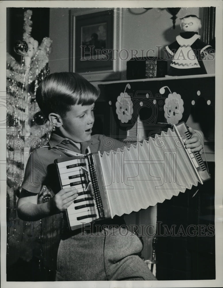 1958 Press Photo New York Youngster with a small accordian in NYC- Historic Images