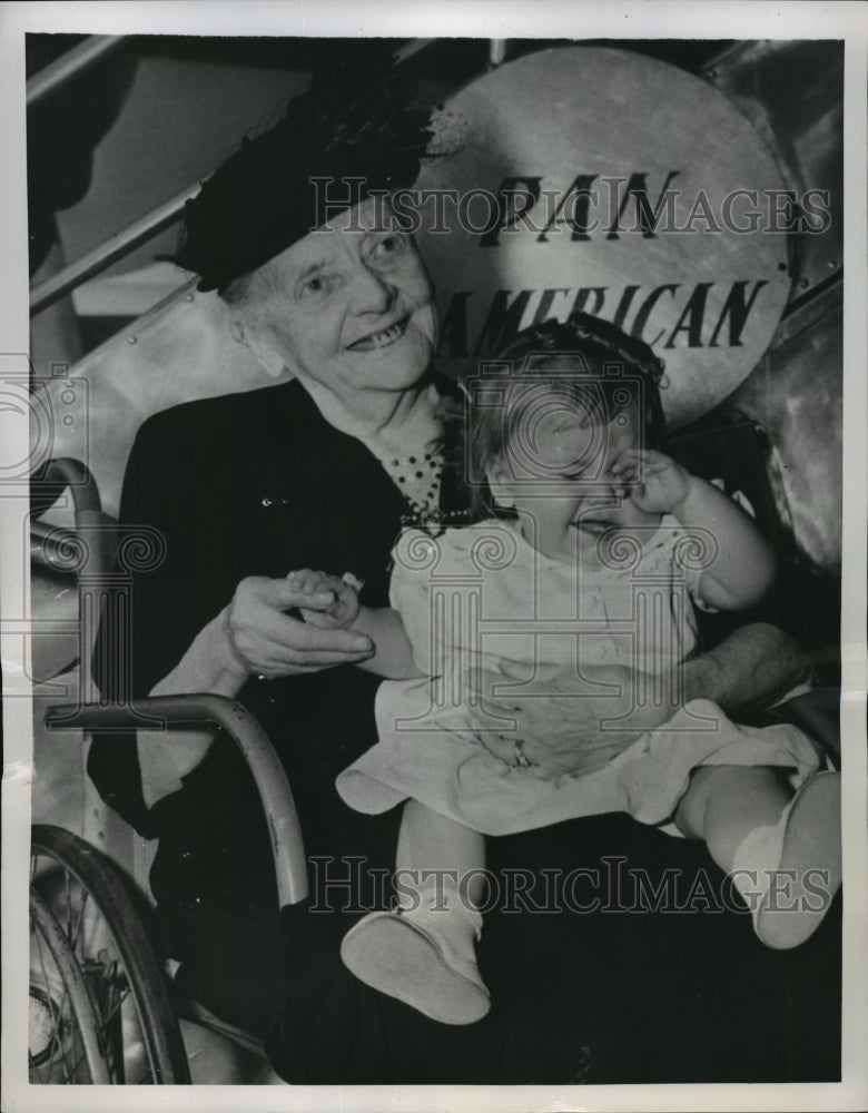 1950 Press Photo New York Mrs Dora E Dixon, 94 &amp; baby Sandra Jane Snyder NYC - Historic Images